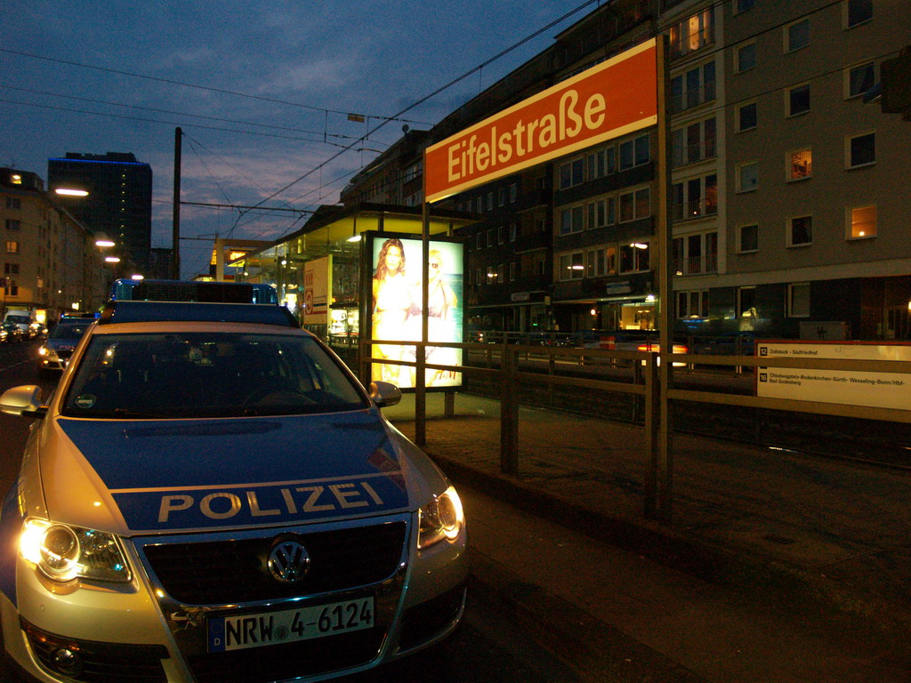 Person unter KVB Bahn Koeln Eifelstr P13.JPG